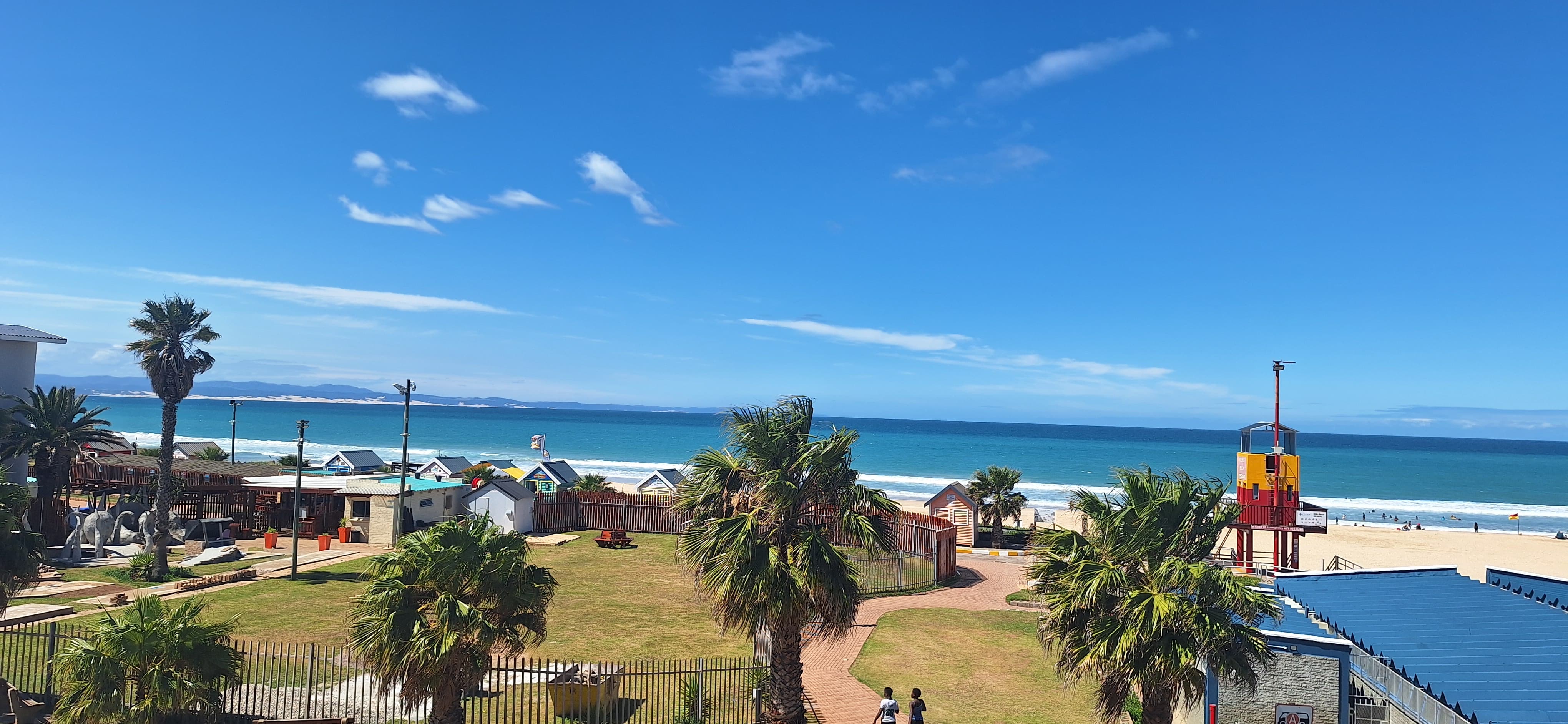 Dolphin View - main beach on your doorstep